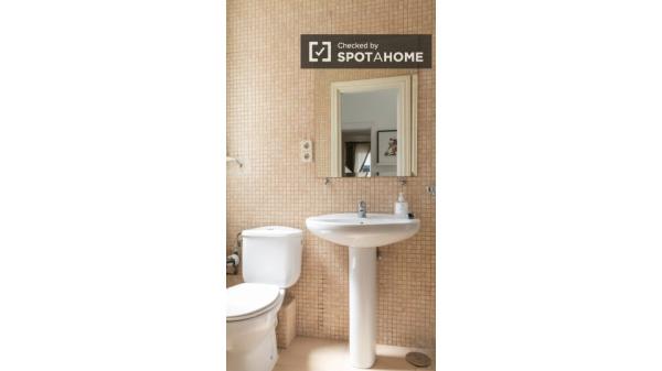 Habitación soleada en piso de 12 habitaciones en Sol, Madrid