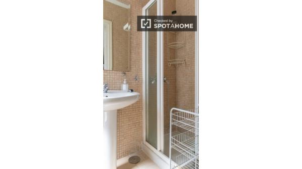 Habitación soleada en piso de 12 habitaciones en Sol, Madrid