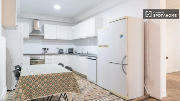 Habitación soleada en piso de 12 habitaciones en Sol, Madrid