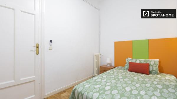 Habitación en apartamento de 4 dormitorios en Almagro y Trafalgar, Madrid