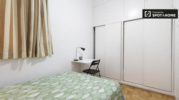 Habitación en apartamento de 4 dormitorios en Almagro y Trafalgar, Madrid