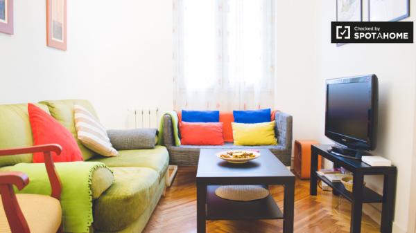 Habitación en apartamento de 4 dormitorios en Almagro y Trafalgar, Madrid