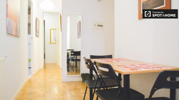 Habitación en apartamento de 4 dormitorios en Almagro y Trafalgar, Madrid