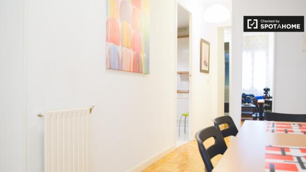Habitación en apartamento de 4 dormitorios en Almagro y Trafalgar, Madrid