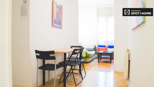 Habitación en apartamento de 4 dormitorios en Almagro y Trafalgar, Madrid