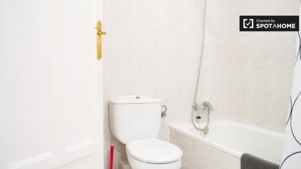 Habitación en apartamento de 4 dormitorios en Almagro y Trafalgar, Madrid