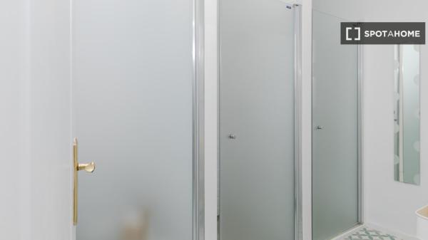 Acogedora habitación en alquiler, apartamento de 9 habitaciones, Prat de LLobregat.