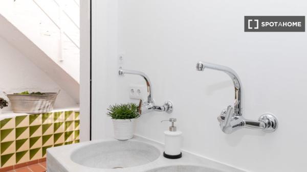 Acogedora habitación en alquiler, apartamento de 9 habitaciones, Prat de LLobregat.