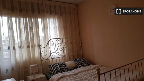 Alquiler de habitaciones en piso de 6 habitaciones en Alcalá De Henares