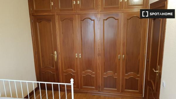 Alquiler de habitaciones en piso de 6 habitaciones en Alcalá De Henares