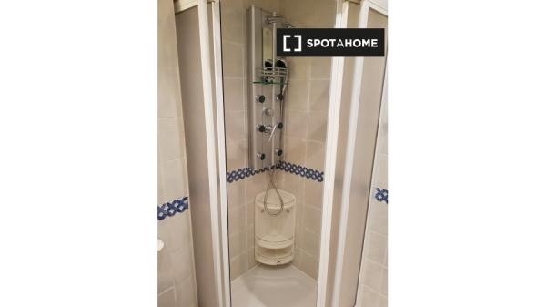 Alquiler de habitaciones en piso de 6 habitaciones en Alcalá De Henares