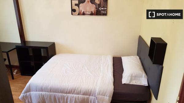 Rooms for rent in 6-bedroom apartment in Alcala De Henares