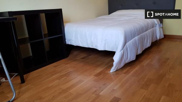 Rooms for rent in 6-bedroom apartment in Alcala De Henares