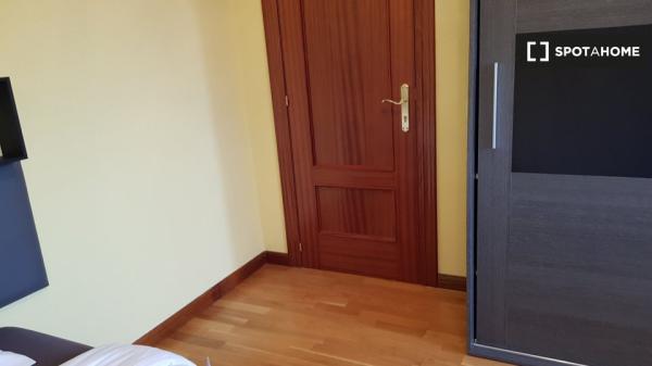 Rooms for rent in 6-bedroom apartment in Alcala De Henares