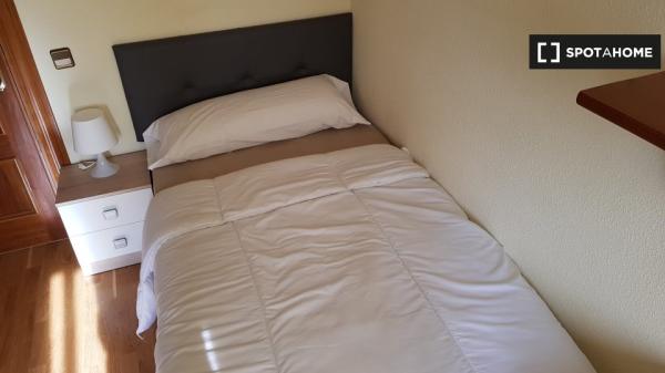 Rooms for rent in 6-bedroom apartment in Alcala De Henares