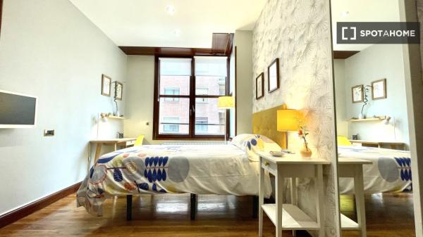 Grande chambre dans un appartement de 5 chambres à Abando, Bilbao