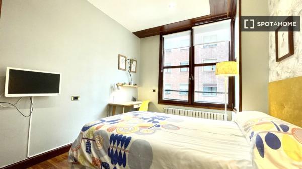 Grande chambre dans un appartement de 5 chambres à Abando, Bilbao