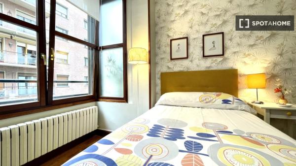 Grande chambre dans un appartement de 5 chambres à Abando, Bilbao