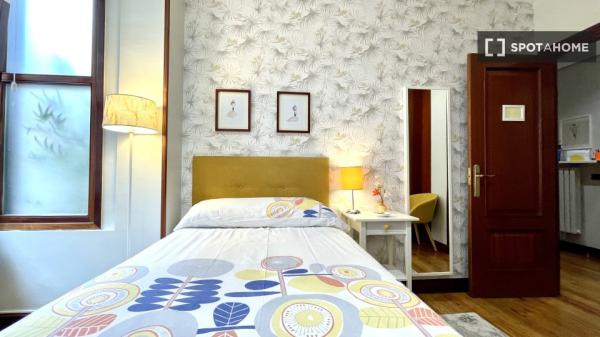 Grande chambre dans un appartement de 5 chambres à Abando, Bilbao