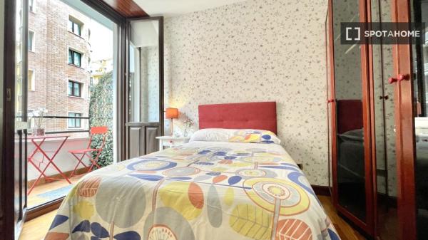 Spacious room in 5-bedroom apartment in Abando, Bilbao