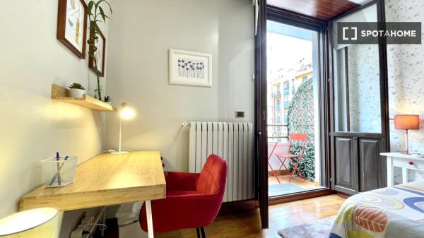 Spacious room in 5-bedroom apartment in Abando, Bilbao