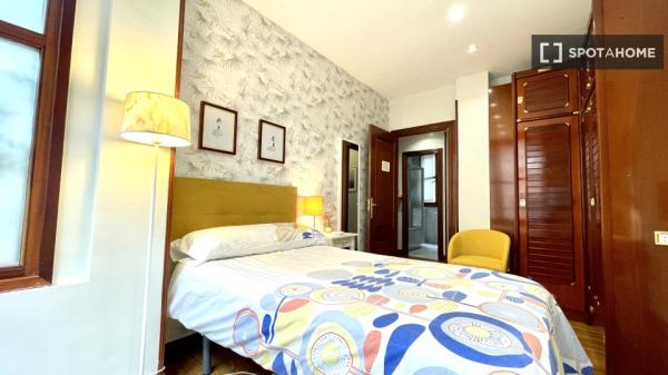 Grande chambre dans un appartement de 5 chambres à Abando, Bilbao