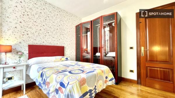 Spacious room in 5-bedroom apartment in Abando, Bilbao