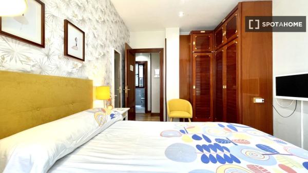 Grande chambre dans un appartement de 5 chambres à Abando, Bilbao