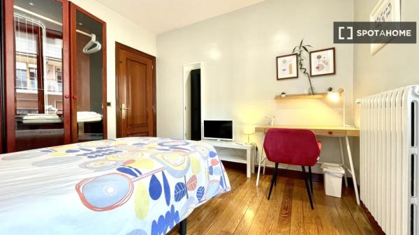 Spacious room in 5-bedroom apartment in Abando, Bilbao