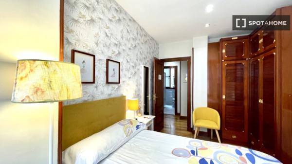 Grande chambre dans un appartement de 5 chambres à Abando, Bilbao