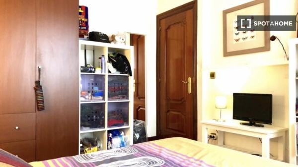 Furnished room in 4-bedroom apartment in Abando, Bilbao