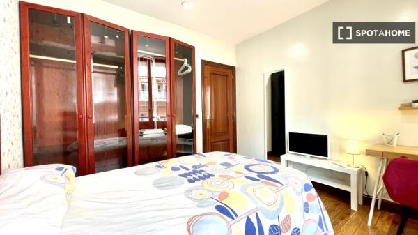 Spacious room in 5-bedroom apartment in Abando, Bilbao