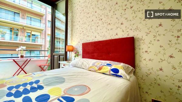 Spacious room in 5-bedroom apartment in Abando, Bilbao