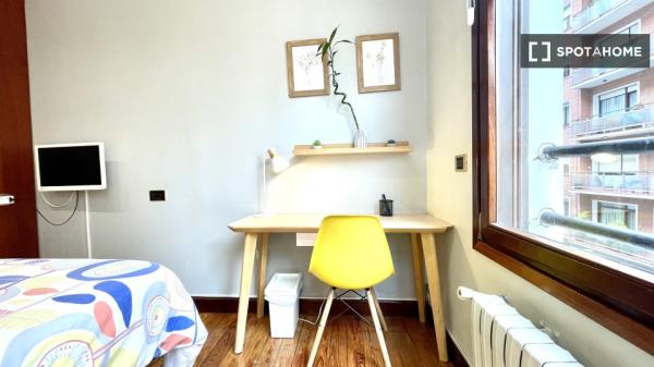 Grande chambre dans un appartement de 5 chambres à Abando, Bilbao