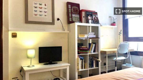 Furnished room in 4-bedroom apartment in Abando, Bilbao
