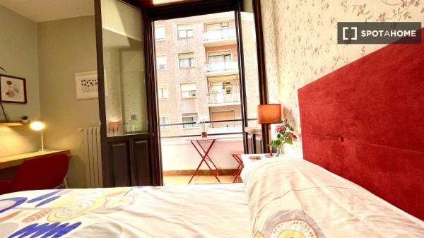 Spacious room in 5-bedroom apartment in Abando, Bilbao