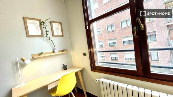 Grande chambre dans un appartement de 5 chambres à Abando, Bilbao