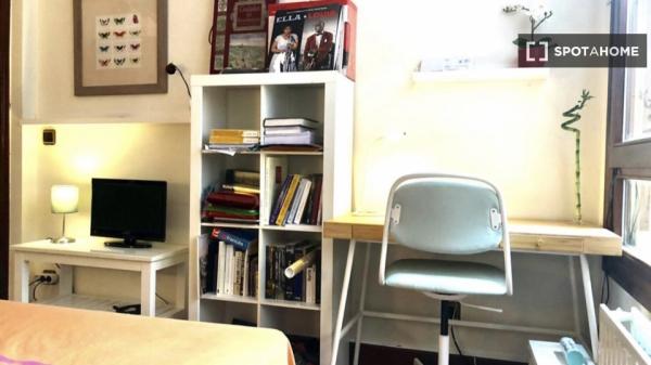 Furnished room in 4-bedroom apartment in Abando, Bilbao