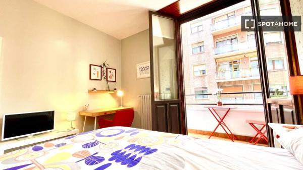 Spacious room in 5-bedroom apartment in Abando, Bilbao