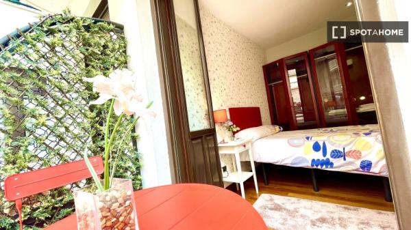 Spacious room in 5-bedroom apartment in Abando, Bilbao
