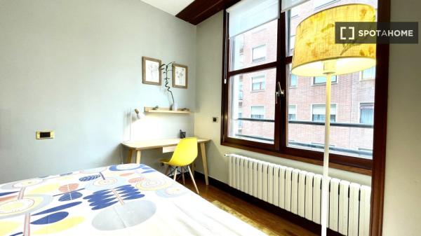 Grande chambre dans un appartement de 5 chambres à Abando, Bilbao