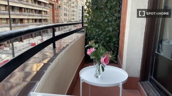 Spacious room in 5-bedroom apartment in Abando, Bilbao
