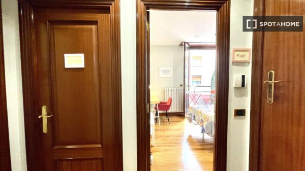 Spacious room in 5-bedroom apartment in Abando, Bilbao