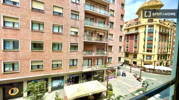 Grande chambre dans un appartement de 5 chambres à Abando, Bilbao