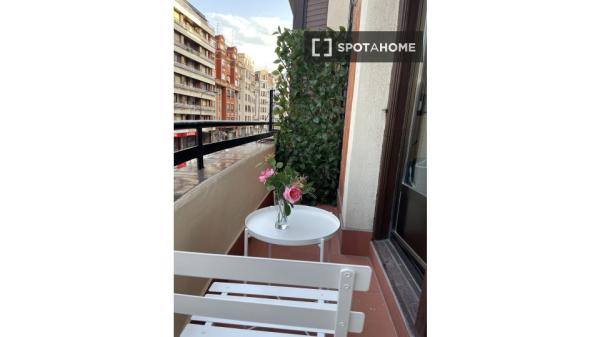 Spacious room in 5-bedroom apartment in Abando, Bilbao