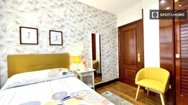 Grande chambre dans un appartement de 5 chambres à Abando, Bilbao