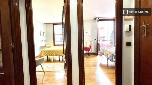 Spacious room in 5-bedroom apartment in Abando, Bilbao
