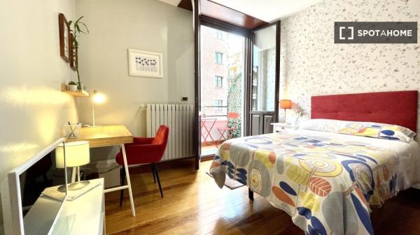 Grande chambre dans un appartement de 5 chambres à Abando, Bilbao
