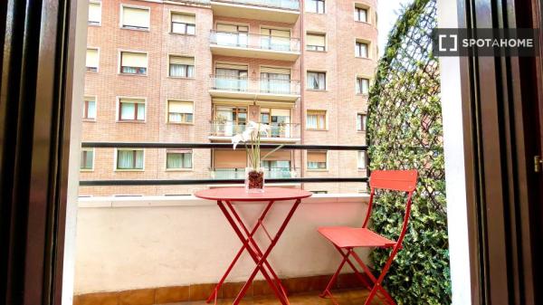 Spacious room in 5-bedroom apartment in Abando, Bilbao