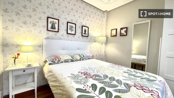 Grande chambre dans un appartement de 5 chambres à Abando, Bilbao